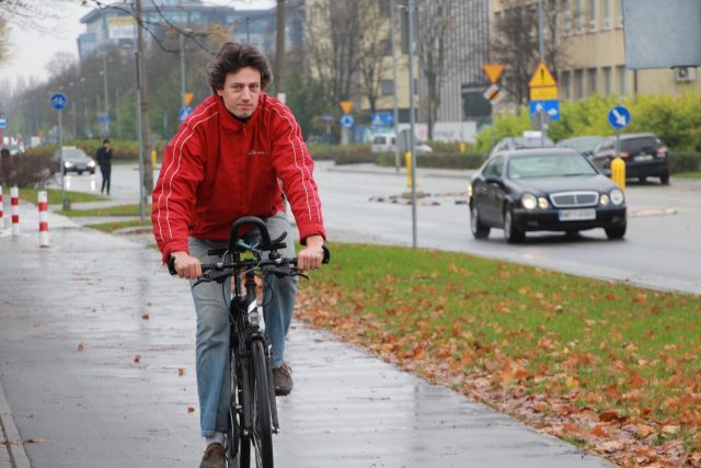 Wojciech Galeňski objíždí Varšavu na kole a natáčí nepravosti,  jichž se dopouštějí někteří řidiči | foto: Viktor Daněk,  Český rozhlas