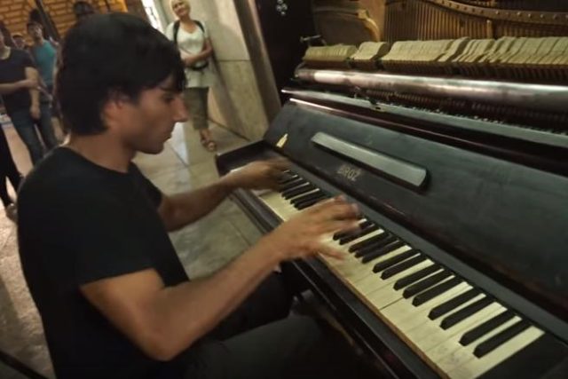 Robert Ferenc při hře na piano v prostoru Piazzetty Národního Divadla | foto:  youtube.com