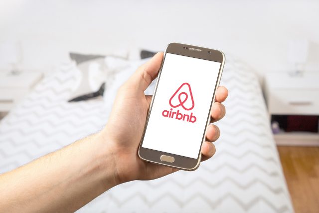 Aplikace ubytovací aplikace Airbnb  (ilustrační foto) | foto: Pixabay
