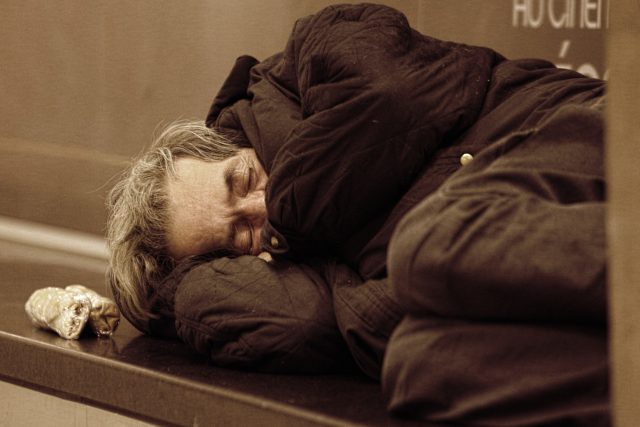 Spící bezdomovec v zimě | foto:  CC BY 2.0,  Karim Corban