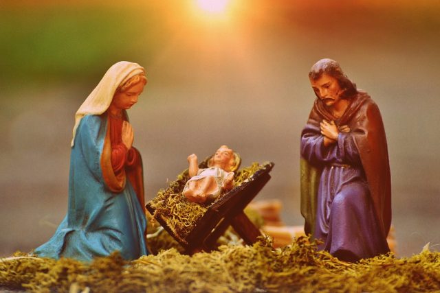 Sláma na zemi nebo pod stolem symbolizovala,  že se Ježíš narodil v chlévě | foto: Fotobanka Pixabay