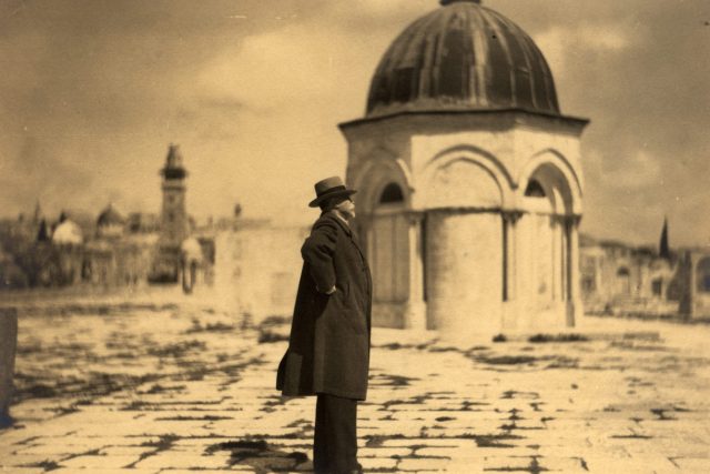 Tomáš Garrigue Masaryk při návštěvě Skalního dómu v Jeruzalémě | foto: archiv Národního muzea v Praze