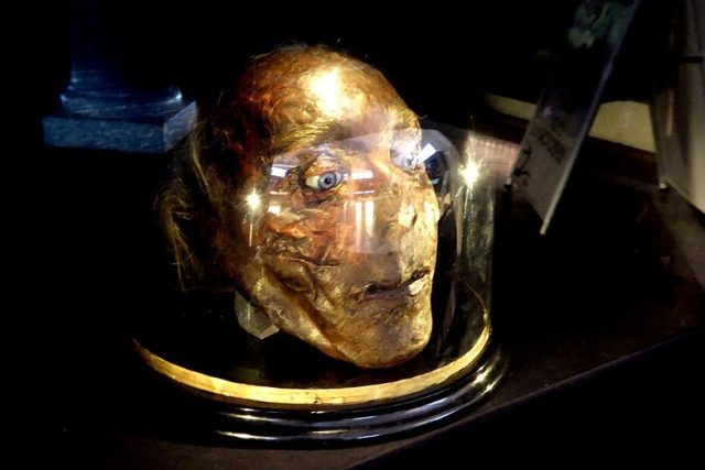Hlava Jeremy Benthama,  jejíž konzervace nevyšla tak,  jak měla,  je k vidění jen zřídka | foto:  licence CC BY-SA 4.0,  Ethan Doyle White