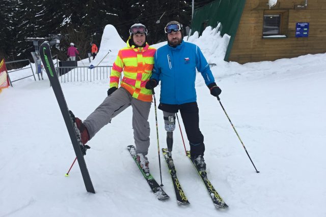 Aleš Bouda lyžoval dříve závodně. Bionické koleno mu umožňuje užít si jízdu na lyžích i po amputaci | foto: Vojtěch Koval