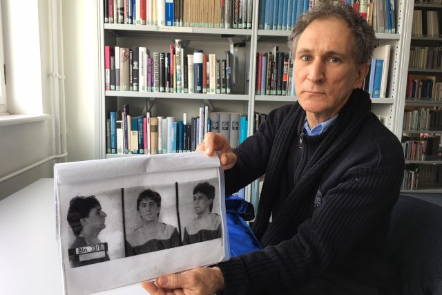 Jorge Vazquéz se svojí fotkou z doby zatčení,  kterou získal ze spisu bývalé východoněmecké tajné policie | foto: Pavel Polák
