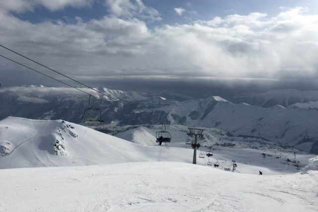 Krásné výhledy na jižní kavkazské svahy si mohou lyžaři v Gudauri užít už při jízdě lanovkou | foto: Martin Dorazín,  Český rozhlas,  Český rozhlas