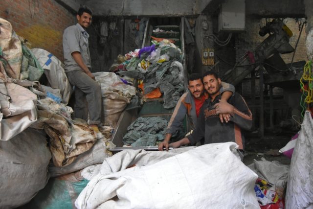 Káhirští třídiči odpadu denně ručně roztřídí až 12 tisíc tun odpadu. Také proto patří Egypt mezi světovou špičku v oblasti recyklace | foto: Jaromír Marek,  Český rozhlas