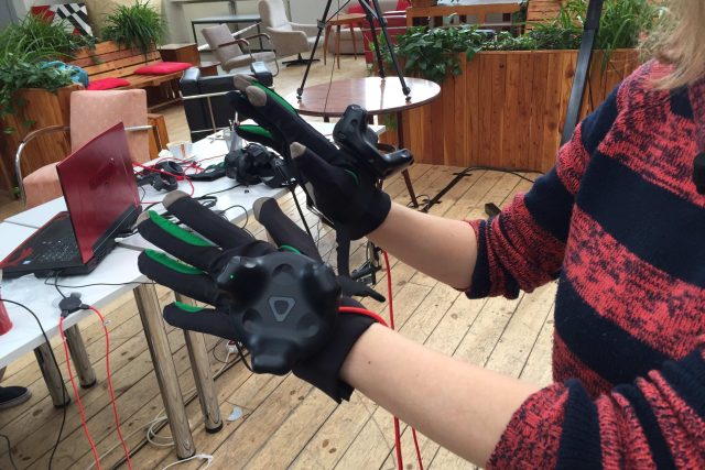 Hmatové rukavice pomocí vibrací a 3D modelu zprostředkovávají nevidomým ojedinělý zážitek z umění | foto: Vojtěch Koval