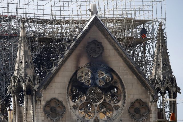 Pařížská katedrála Notre-Dame po ničivém požáru | foto: Christophe Ena,  ČTK/AP