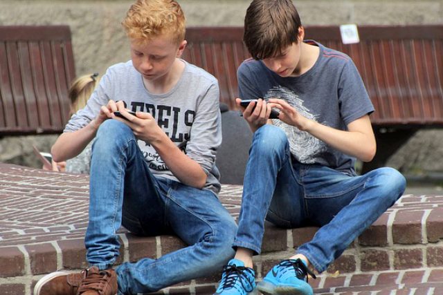 Dva chlapci s mobilem | foto: Fotobanka Pixabay