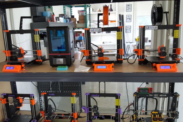3D tiskárny umí vytisknout i samy sebe. Na této strategii založila své podnikání firma Prusa Research. | foto: Václav Müller,  Český rozhlas