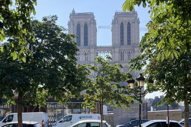 Katedrála Notre-Dame by měla být znovu přístupná koncem roku 2024 | foto: Martin Balucha,  Český rozhlas