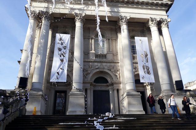 Průčelí londýnské galerie Tate Britain teď vypadá jako vchod do nějakého vyplaveného postapokalyptického chrámu | foto: Štěpán Sedláček,  Český rozhlas,  Český rozhlas