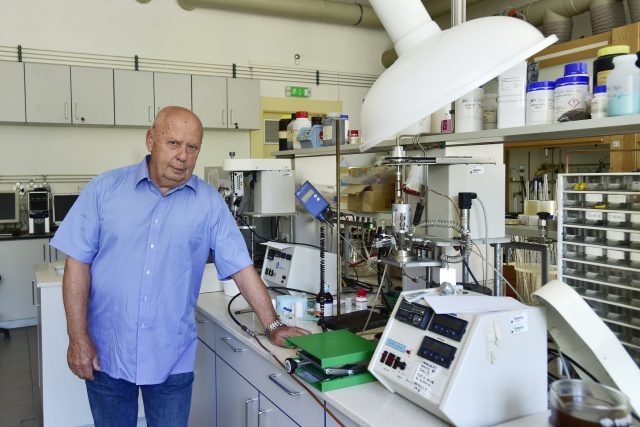 Profesor Libor Červený z Fakulty chemické technologie VŠCHT | foto: Roman Vondrouš,  ČTK