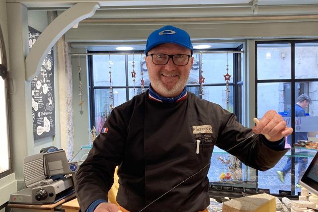 Sýrař Pierre Gay s kovovým lankem,  se kterým krájí sýry | foto: Martin Balucha,  Český rozhlas