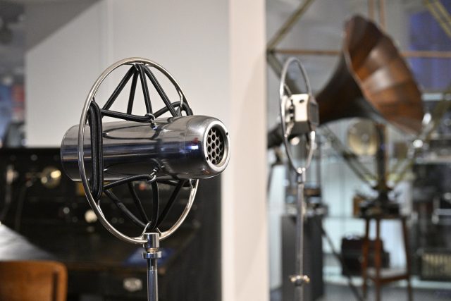 Staré mikrofony na výstavě Sto let je jen začátek v Národním technickém muzeu | foto: Khalil Baalbaki,  Český rozhlas