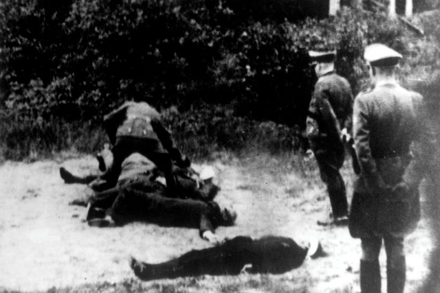 Poprava deseti českých vlastenců v Lubech u Klatov 22. června 1942. Stovky dalších byly tehdy vražděny i mimo území protektorátu v koncentračních táborech,  káznicích a věznicích | foto: Archiv Eduarda Stehlíka