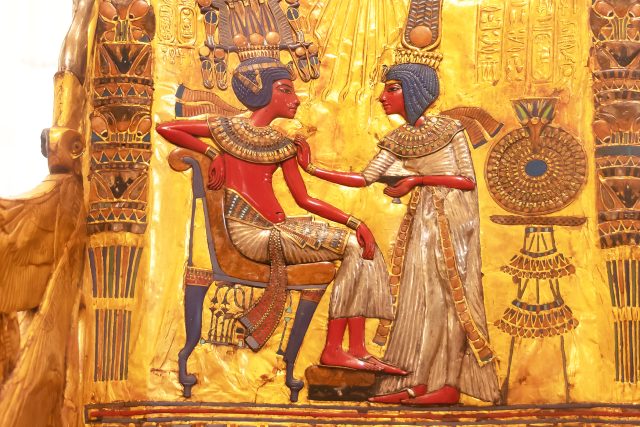 Faraon Tutanchamon ve výjevu na opěrce křesla | foto:  agsaz / Shutterstock.com