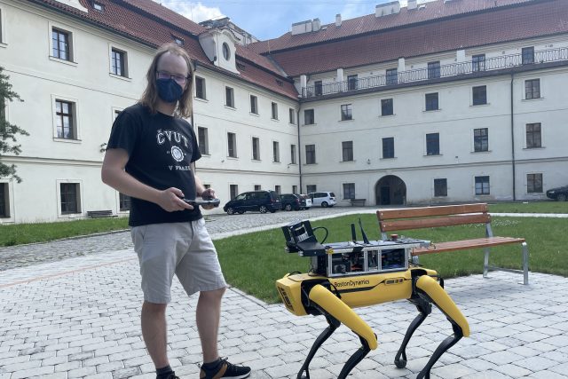 Doktorand Tomáš Rouček a robot Spot | foto: Ondřej Vaňura,  Český rozhlas,  Český rozhlas