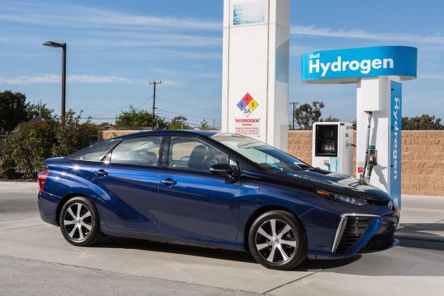 Tankování vodíku je stejně rychlé a jednoduché jako u běžného auta | foto:  Toyota