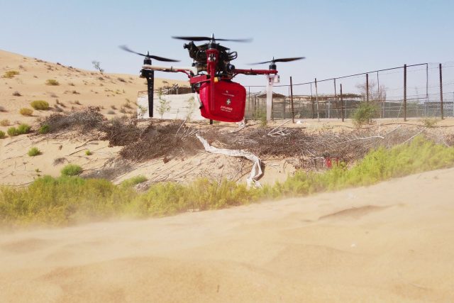 Nedávno experti ze skupiny multirobotických systémů testovali drony na poušti ve Spojených arabských emirátech. Cílem bylo vyhledat osoby v nouzi,  přistát a předat jim balíček první pomoci | foto: Fakulta elektrotechnická ČVUT