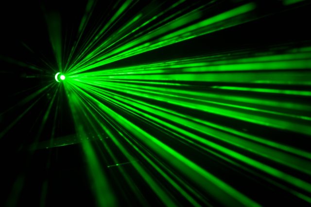 Laser L4 by na konci roku mohl dosáhnout výkonu až 10 petawattů | foto: Ralf Vetterle,  Pixabay,  CC0 1.0