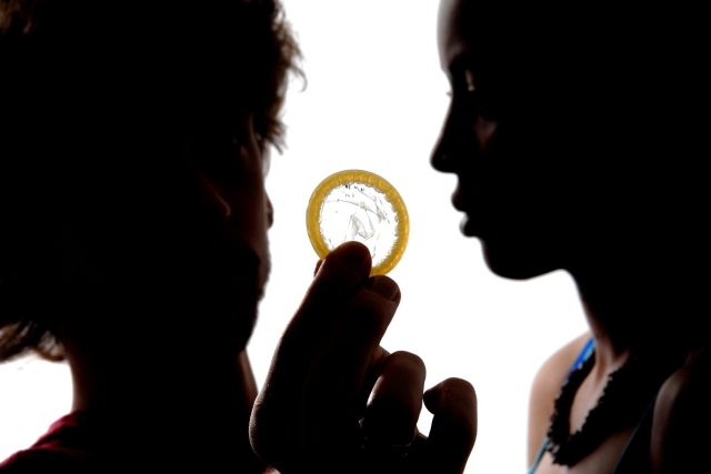 Mladý pár s kondomem | foto: Profimedia