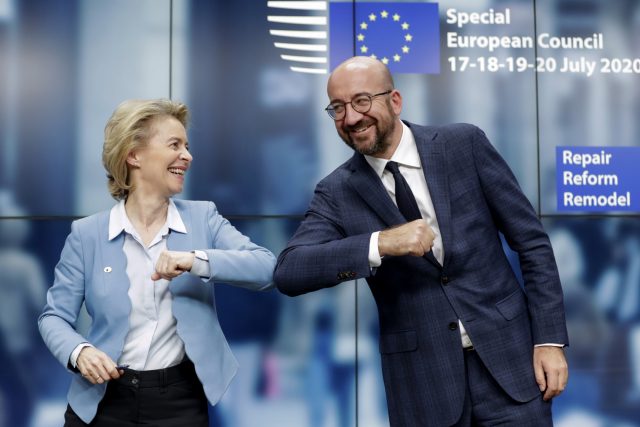 Předsedkyně Evropské komise Ursula von der Leyenová a předseda Evropské rady Charles Michel po jednání o novém evropském rozpočtu | foto: Stephanie Lecocq,  ČTK/AP