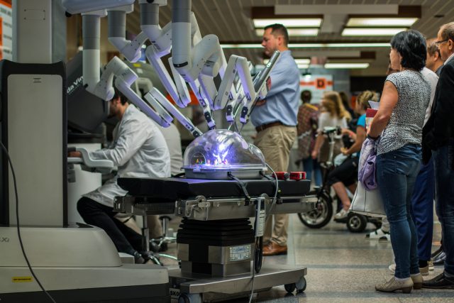 Chirurgický robot da Vinci | foto:  Fakultní nemocnice v Motole