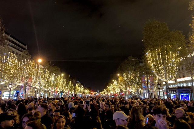 Na slavnostní rozsvícení vánočního osvětlení Champs-Élysées se přišly podívat tisíce lidí | foto: Martin Balucha,  Český rozhlas