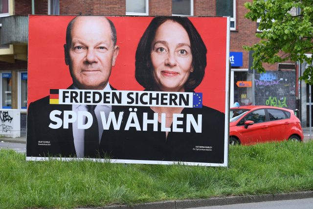 Olaf Scholz a Katerina Barleyová na předvolebním billboardu německé SPD | foto: Fotobanka Profimedia