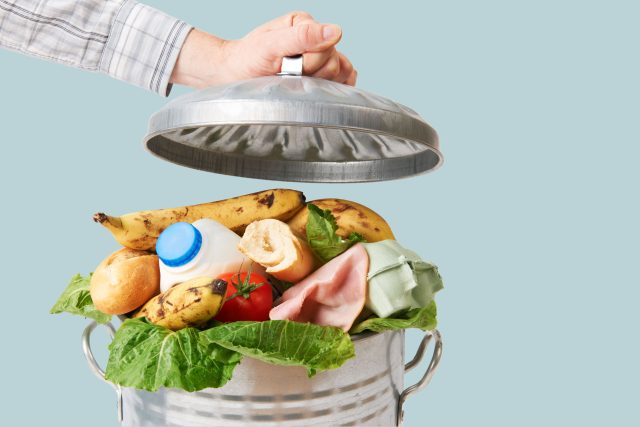 Plýtvání jídlem  (ilustrační foto) | foto: Shutterstock