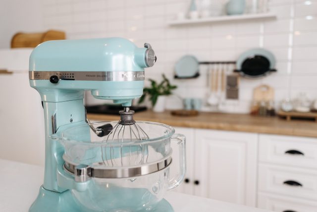 Kuchyňský robot je dnes součástí asi každé kuchyně,  kdysi ale vypadal jinak | foto: Pavel Danilyuk,  Pexels,  Licence Pexels