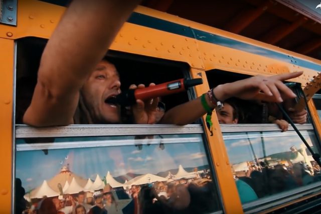 Bas Barnasconi z holandské kapely Bazzookas během vystoupení ve žlutém autobusu skupiny | foto:  printscreen z Youtube kanálu ROADTRIP STUDIO,  Youtube