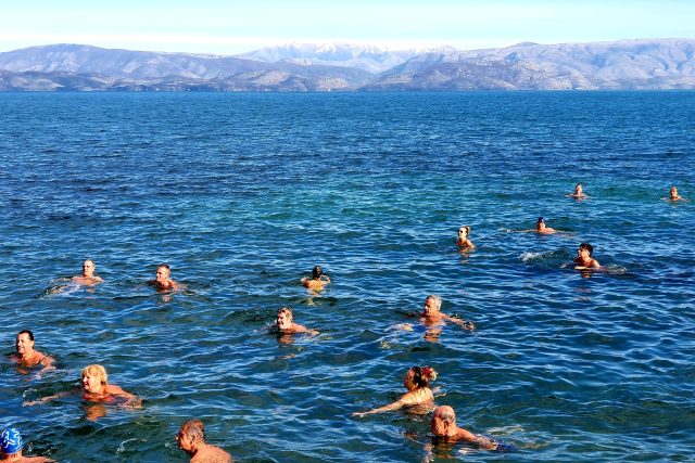 Zdá se,  že zimní plavci na Korfu našli recept na zdraví a dobrou náladu | foto: Pavla Smetanová,  Český rozhlas