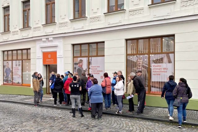 Lidé čekají ve frontě na novou dodavatelskou smlouvu někdy až hodinu | foto: Jiří Jelínek,  Český rozhlas