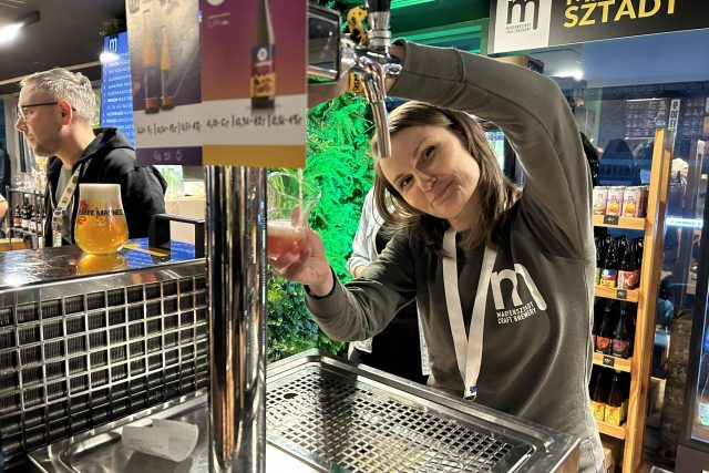 Kamila čepuje rybízový kyseláč pivovaru Maryenstadt | foto: Kateřina Havlíková,  Český rozhlas
