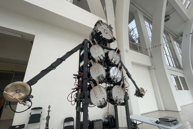 Robotický bubeník Max je vysoký tři metry a sestavit ho trvá zhruba hodinu | foto: Michal Šafařík,  Český rozhlas