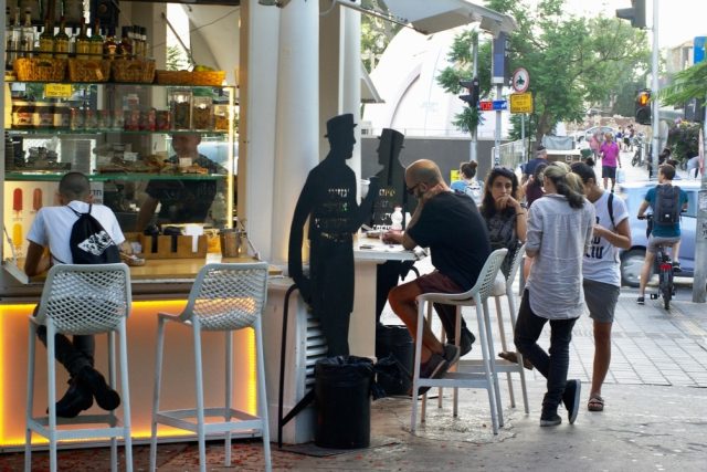 Pouliční kiosky jsou v Tel Avivu oblíbeným místem setkávání | foto: Štěpán Macháček,  Český rozhlas