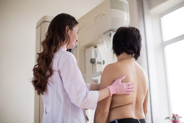 Mamograf,  vyšetření prsu.  (Ilustrační foto) | foto: Fotobanka Profimedia
