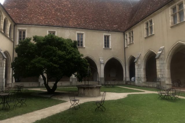 Rozsáhlá stavba je složená ze tří jednotlivých klášterů,  které stojí ve dvou úrovních | foto: Marie Sýkorová,  Český rozhlas