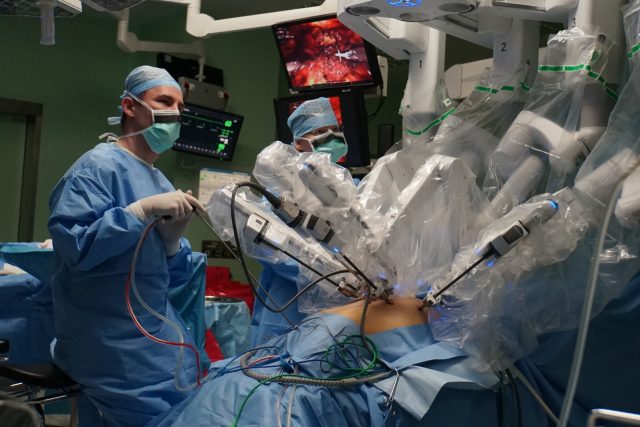Už 15 let lékaři v pražské Nemocnici Na Homolce operují pomocí speciálního robota Da Vinci | foto: Nemocnice Na Homolce