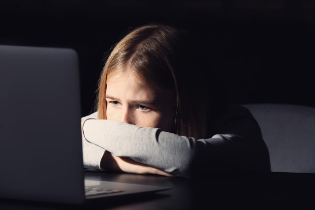 Se sextingem,  tedy sdílením intimních fotek nebo videí na internetu se setkává stále více dětí. Jsou oběťmi šikany nebo vydírání.  (ilustrační foto) | foto: Shutterstock