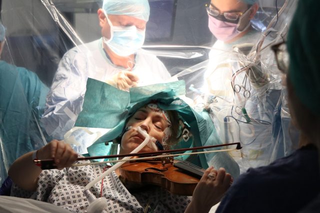 Houslistka Dagmar Turnerová neobvyklý postup v průběhu operace sama lékařům navrhla | foto: Kings College Hospital