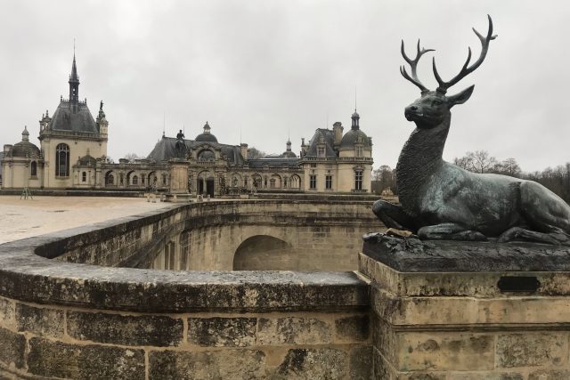 Zámek v Chantilly pochází z dvanáctého století. O fous známější zámek ve Versailles je o pět set let mladší | foto: Marie Sýkorová,  Český rozhlas