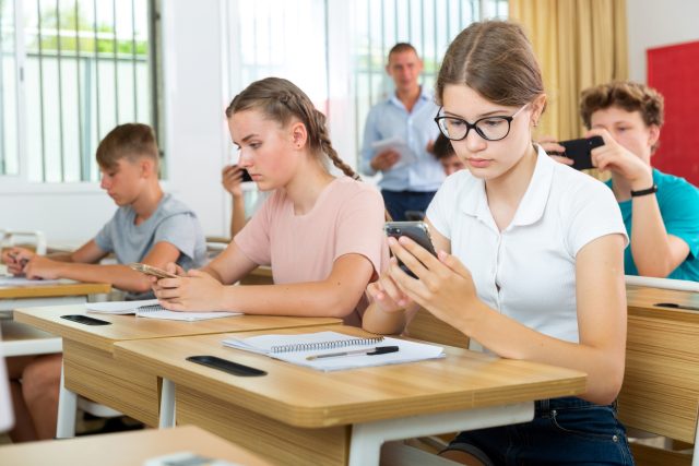 Studenti s telefony | foto: Shutterstock