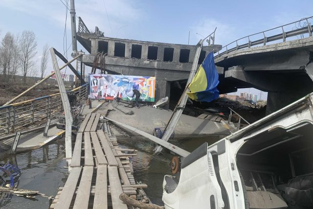 Zůstává tady převrácená dodávka na střeše,  vlaje tu několik ukrajinských vlajek | foto: Jana Karasová,  Český rozhlas