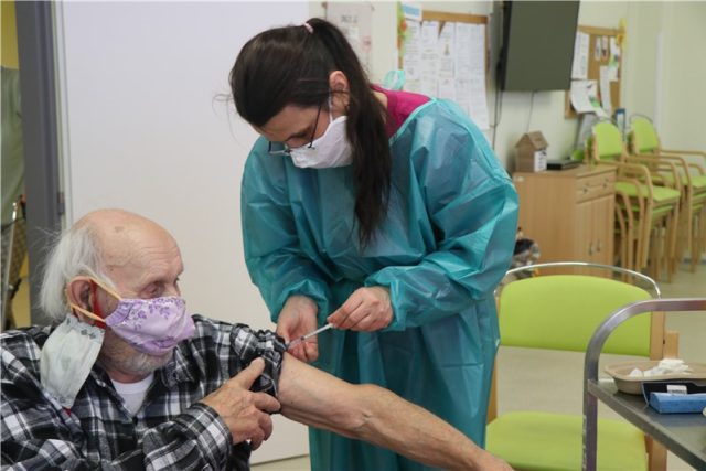 Obzvlášť úspěšné je očkování u seniorů starších 80 let | foto: Petr Sochůrek,  Krajská zdravotní
