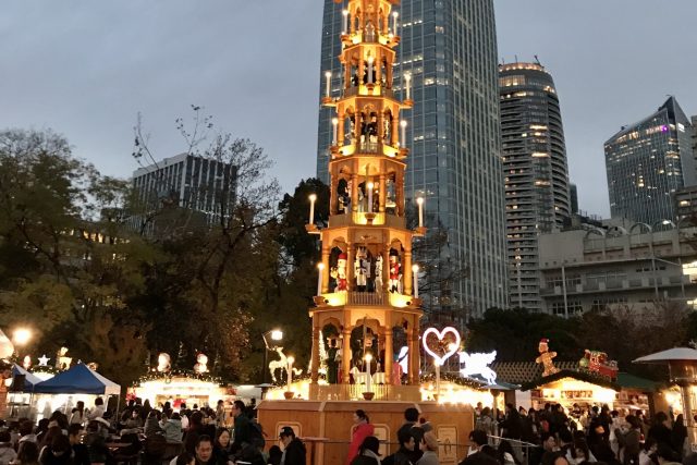 Nebýt vysokých mrakodrapů a obrovské tokijské věže v pozadí téhle scény,  člověk by asi na chvilku zapomněl,  že ho čekají Vánoce naruby a že není v Evropě | foto: Marie Machytková,  Český rozhlas,  Český rozhlas