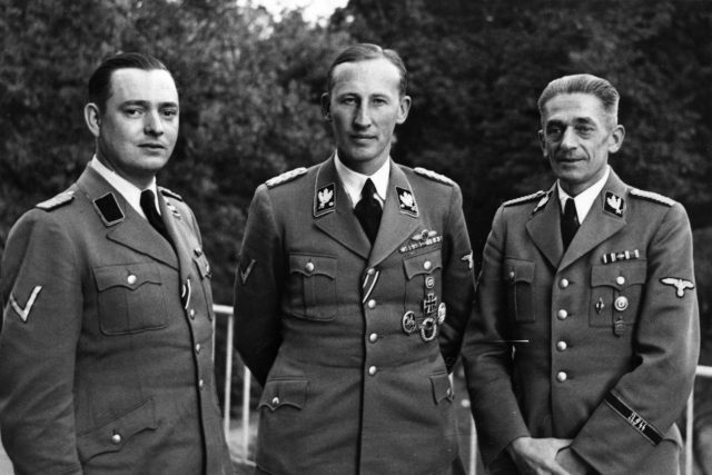 Reinhard Heydrich (uprostřed) na snímku s velitelem bezpečnostní policie a bezpečnostní služby (SD) v protektorátu Horstem Böhmem (vlevo) a německým státním tajemníkem Karlem Hermannem Frankem (vpravo)